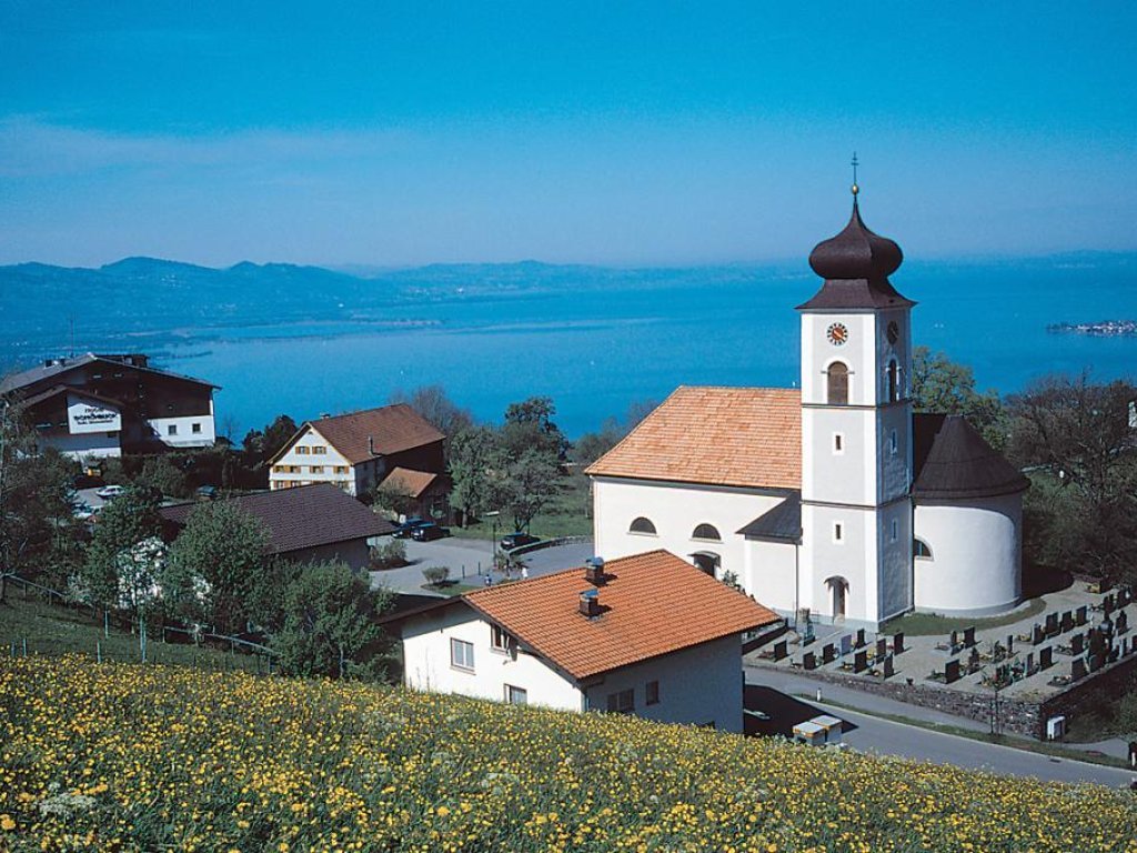 Eichenberg mit Blick über den Bodensee