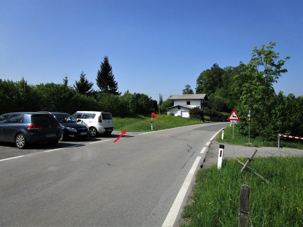 Die etwas versteckte Abzweigung beim Parkplatz in Fluh