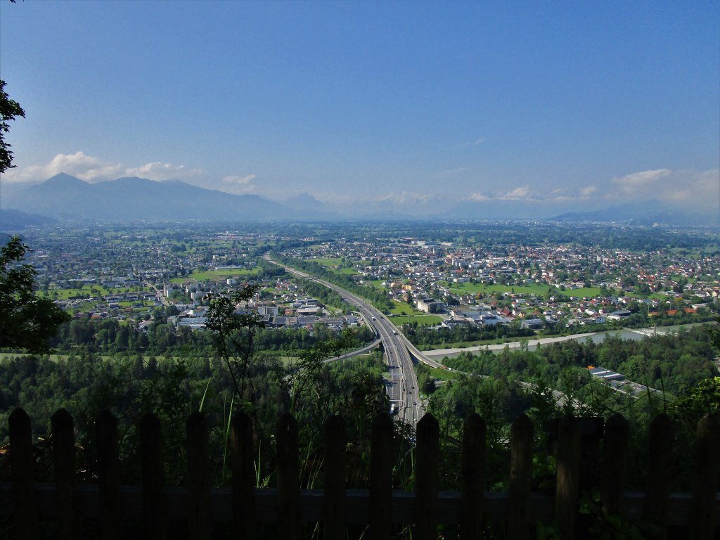 Aussicht von der Kirche nach Süden ins Rheintal