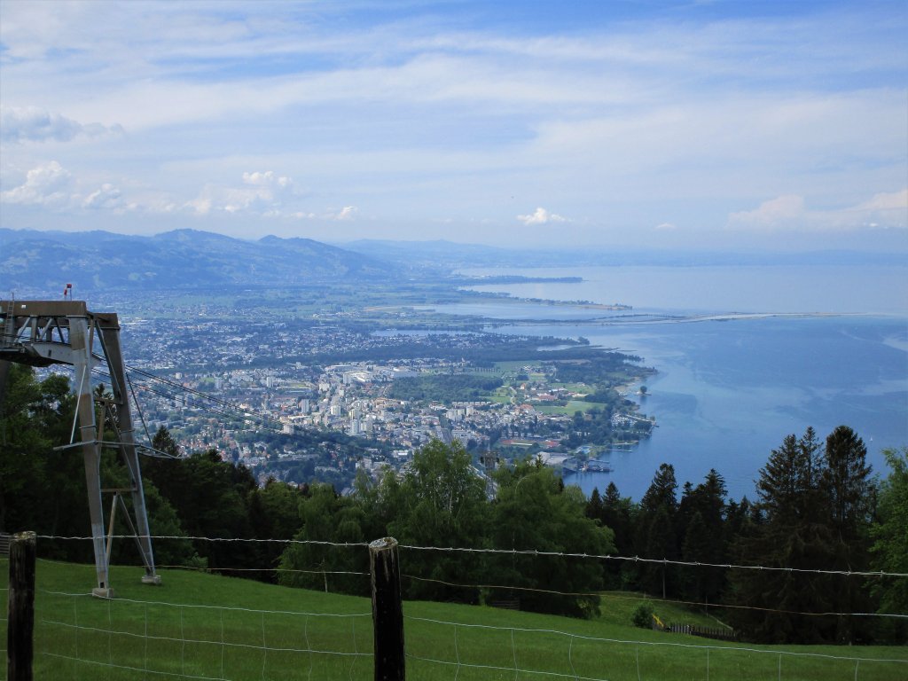 Wunderschöne Aussicht von der Bergstation Pfänderbahn auf das Vorarlberger Bodenseeufer.