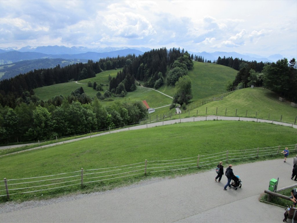 Start der Wanderung auf breitem Weg bis zum Gasthof Pfänderdohle