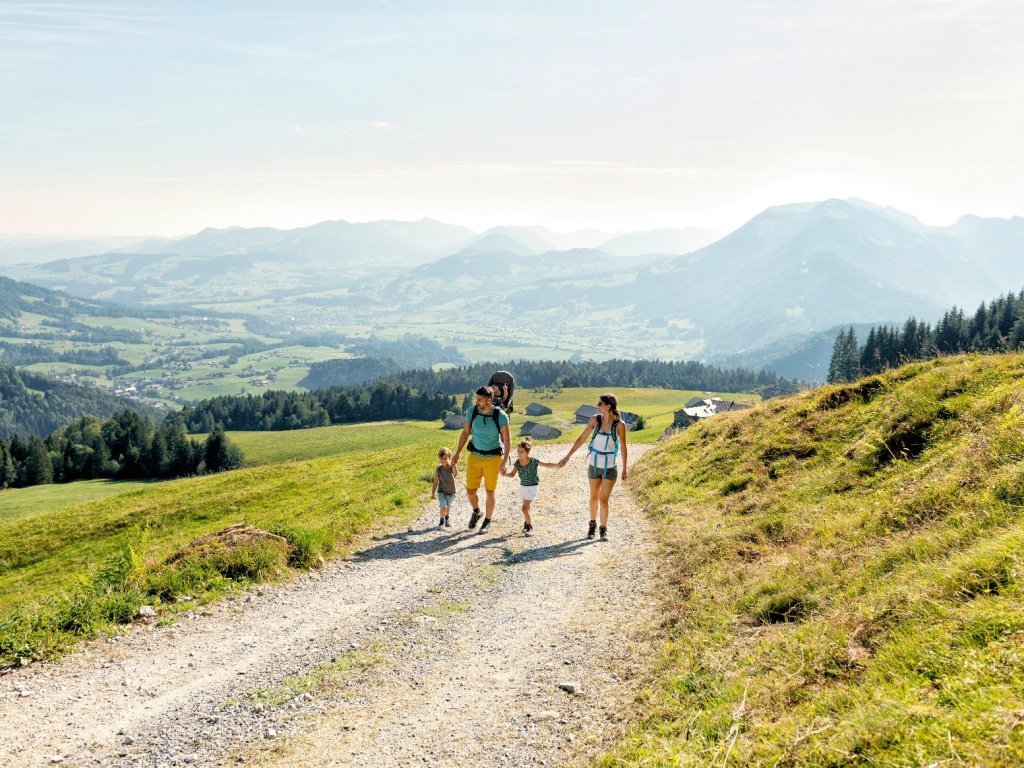 Wandern mit Ausblick auf dem Bödele