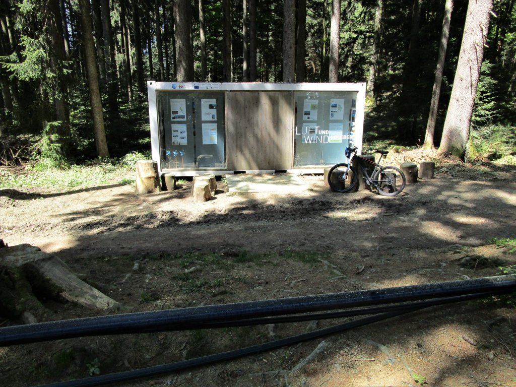 Mitten im Wald ein Infocontainer über die Windenergie für die Baustelle am Hochberg