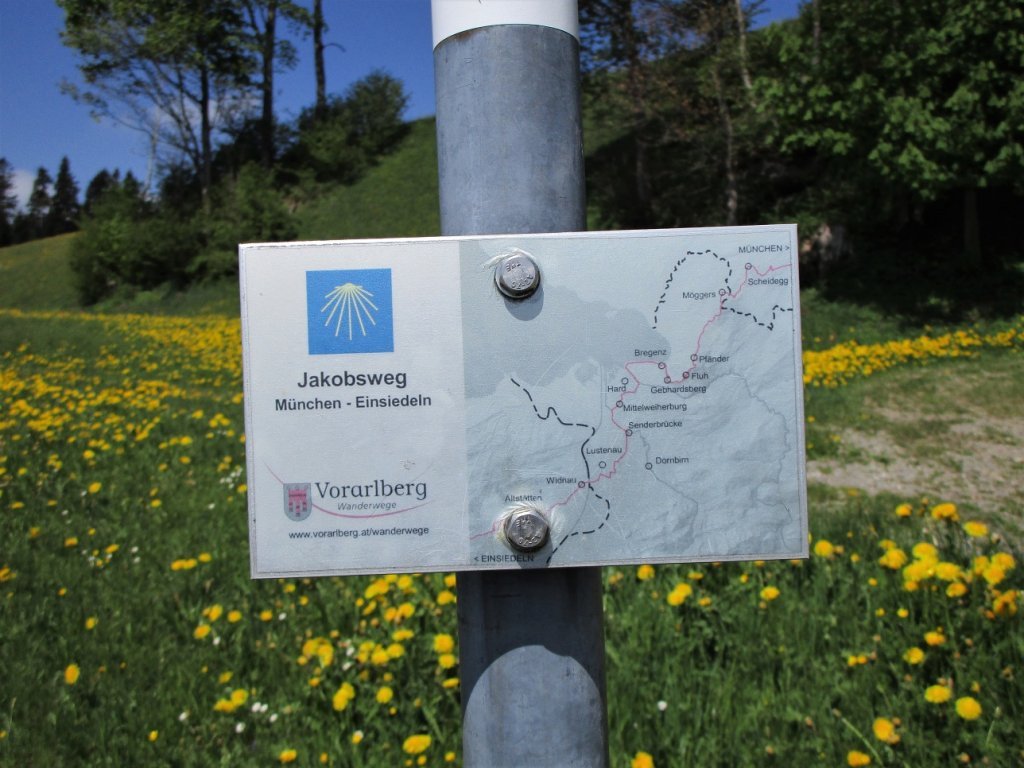 Diese Tafel erinnert uns, dass wir teilweise auf einem Pilgerweg wandeln